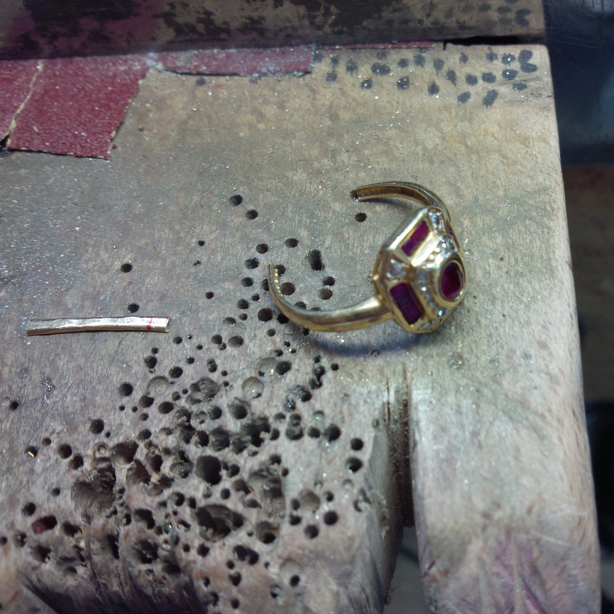 Bague en or jaune, rubis et diamants