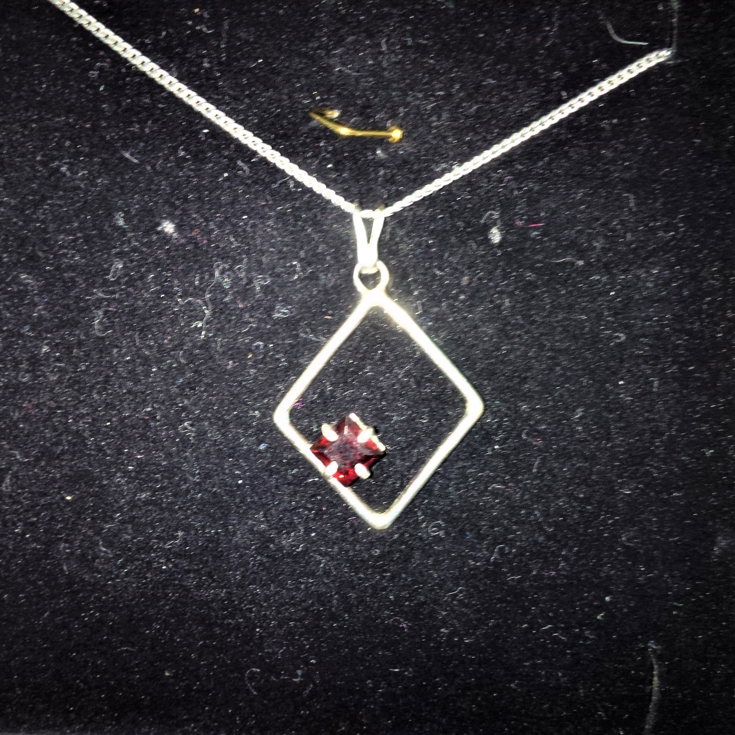Pendentif losange et grenat